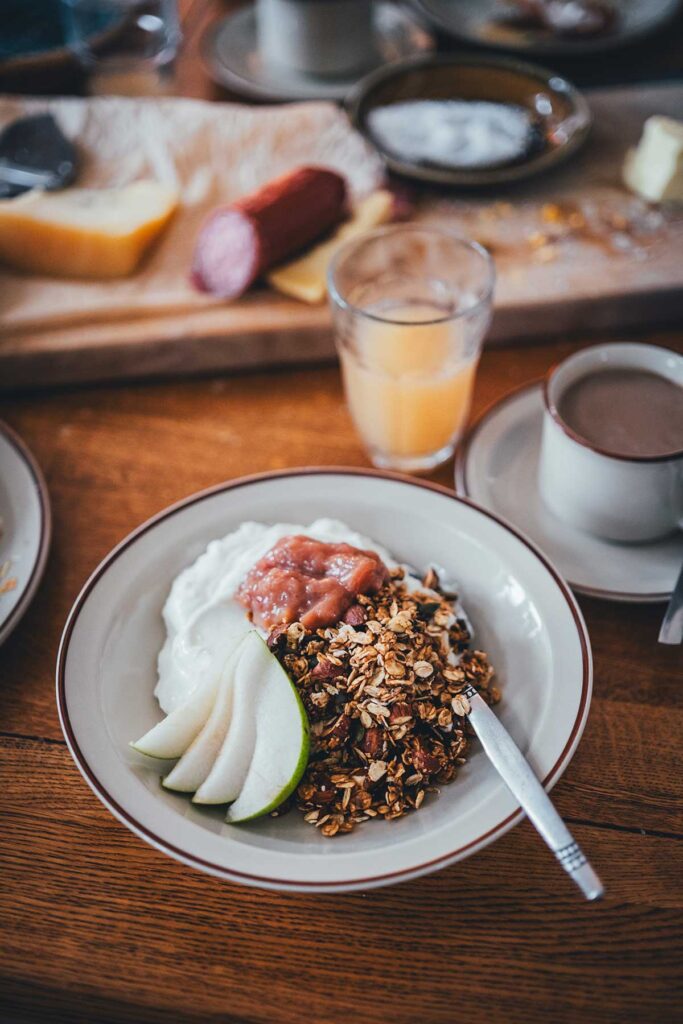 Granola, Skyr, Rhabarberkompott und Birne zum Frühstück im Bauernhaus Fjand Badeby an der Nordwestküste Dänemark | moeyskitchen.com