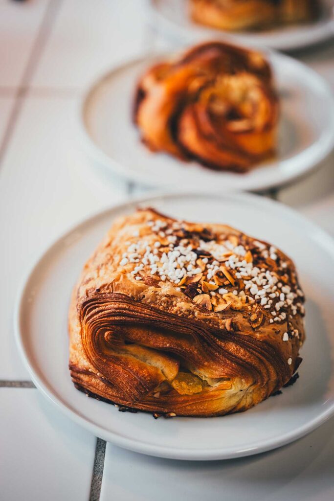 Frisches Frühstücksgebäck mit Croissants und Teilchen in der Banks Mikrobageri | moeyskitchen.com