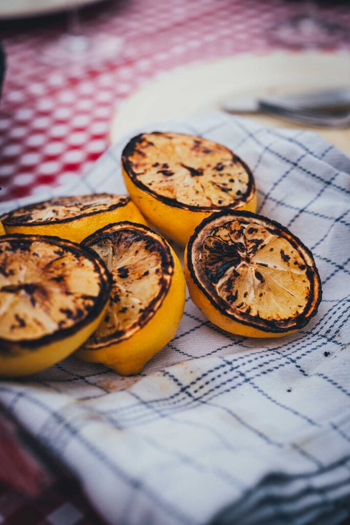 Gegrillte Zitronen-Hälften zum Hauptgericht vin Jesper Krabbe | moeyskitchen.com