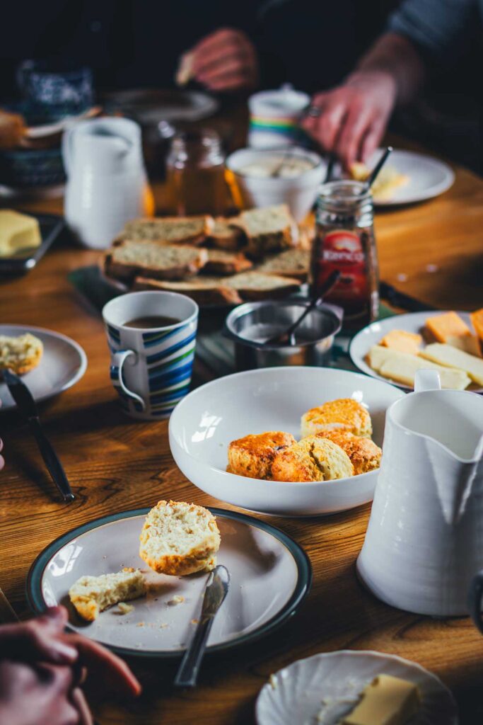 Irisches Frühstück mit Scones und Käse auf einem Bauernhof in Irland, Reportage | moeyskitchen.com