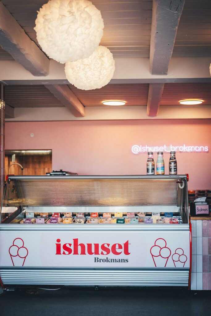 Die Eistheke vom Ishuset Brokmans – Eisdiele in Lemvig, Nordwestküste Dänemark | moeyskitchen.com