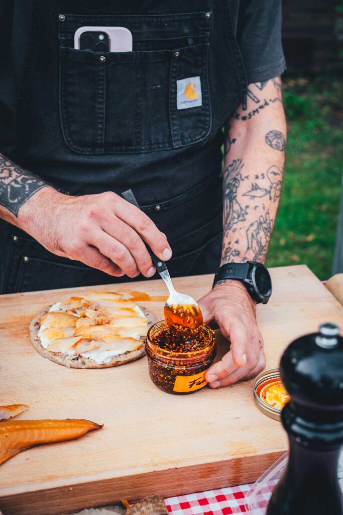 Jesper Krabbe verteilt Chiliöl auf der Vorspeise | moeyskitchen.com