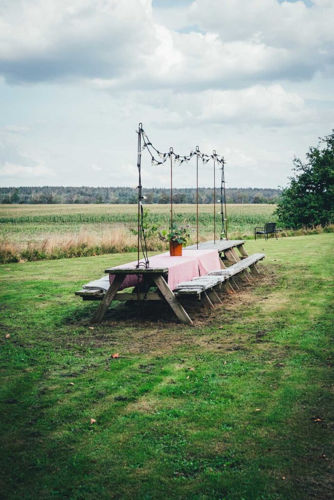Tisch im Garten von Krabbe Food | moeyskitchen.com
