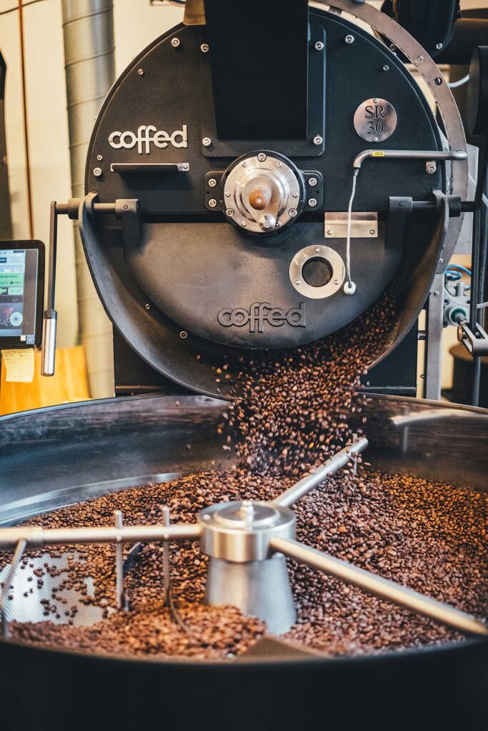 Die Röstmaschine in der Kaffeerösterei Hedekaffe in Dänemark | moeyskitchen.com