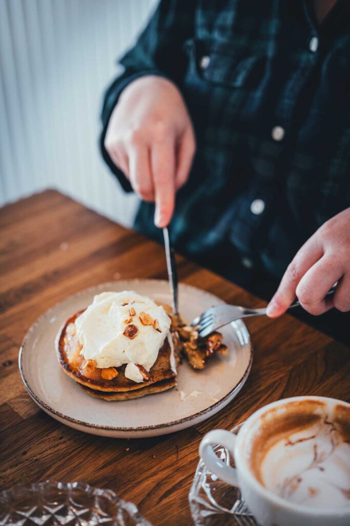 Ich genieße köstliche Kardamom-Pancakes | moeyskitchen.com