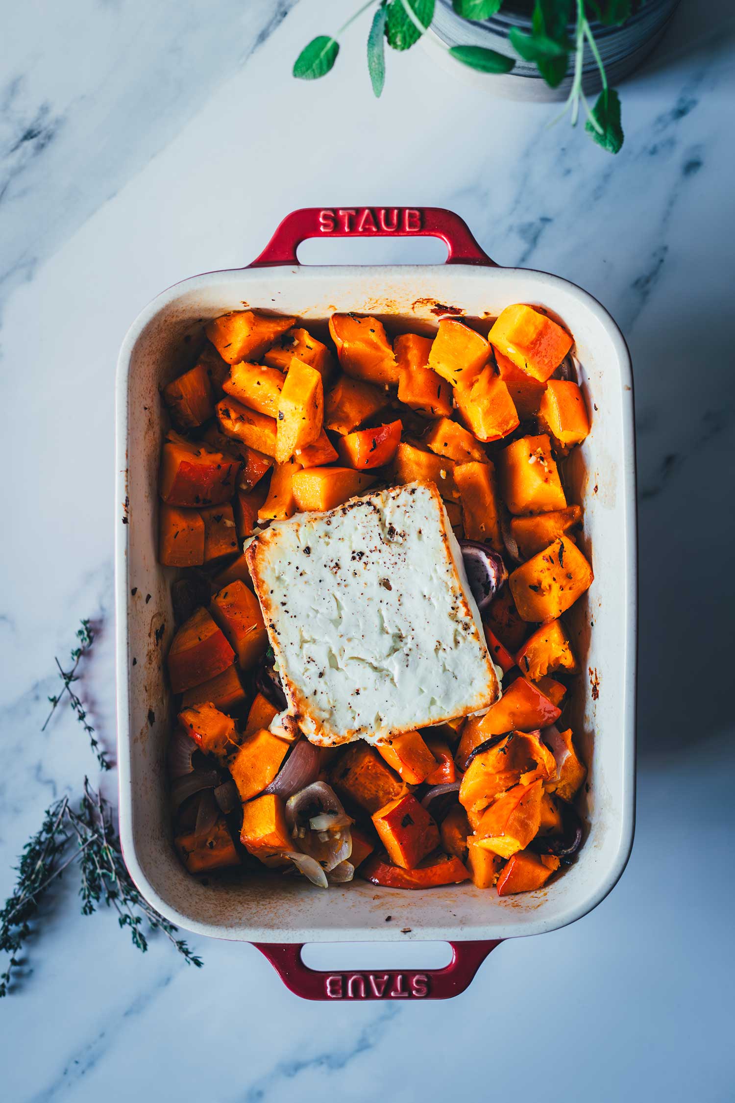 Topshot der Auflaufform mit dem gegarten Kürbis und Feta für die Kürbis-Feta-Pasta | moeyskitchen.com