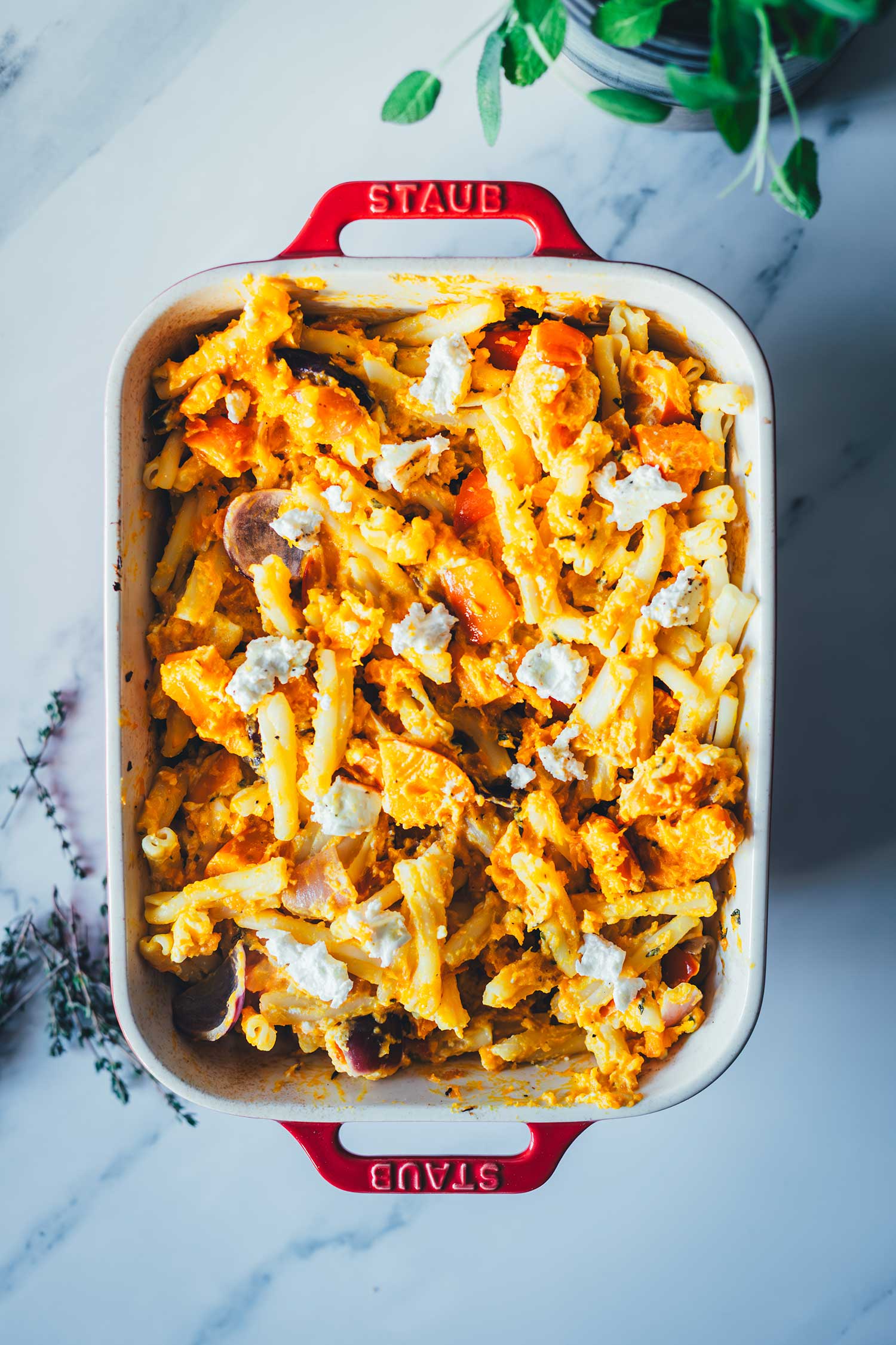 Topshot einer Auflaufform mit Baked Feta Pasta mit Hokkaido-Kürbis | moeyskitchen.com