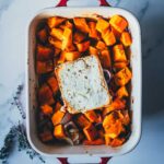 Kürbis-Feta-Pasta als herbstliche Variante der Baked Feta Pasta. Topshot in die Auflaufform mit dem gegarten Kürbis und Feta | moeyskitchen.com