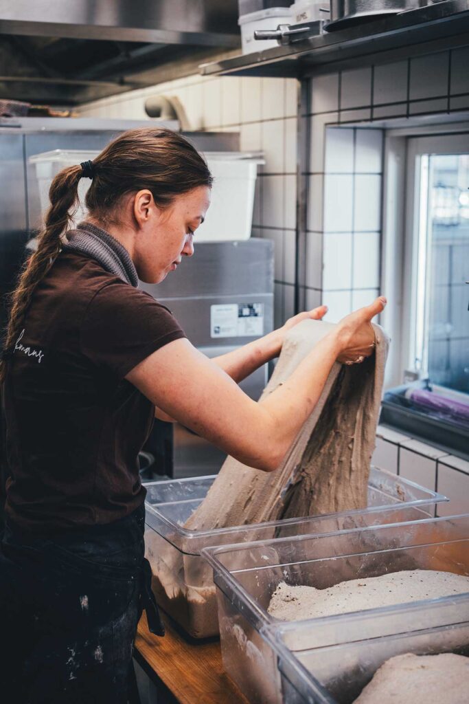 Rebekka Brokman bereitet Sauerteigbrot im Café Brokmans in Lemvig zu | moeyskitchen.com