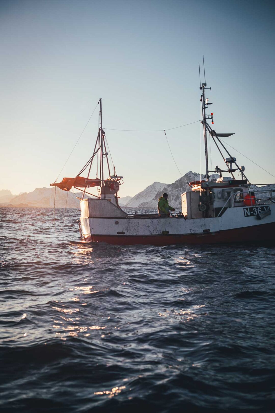 Bild von einem Fischerboot vor Lofoten vor der norwegischen Küste beim winterlichen Skrei-Fang – Titelbild für meine Reise-Reportagen | moeyskitchen.com