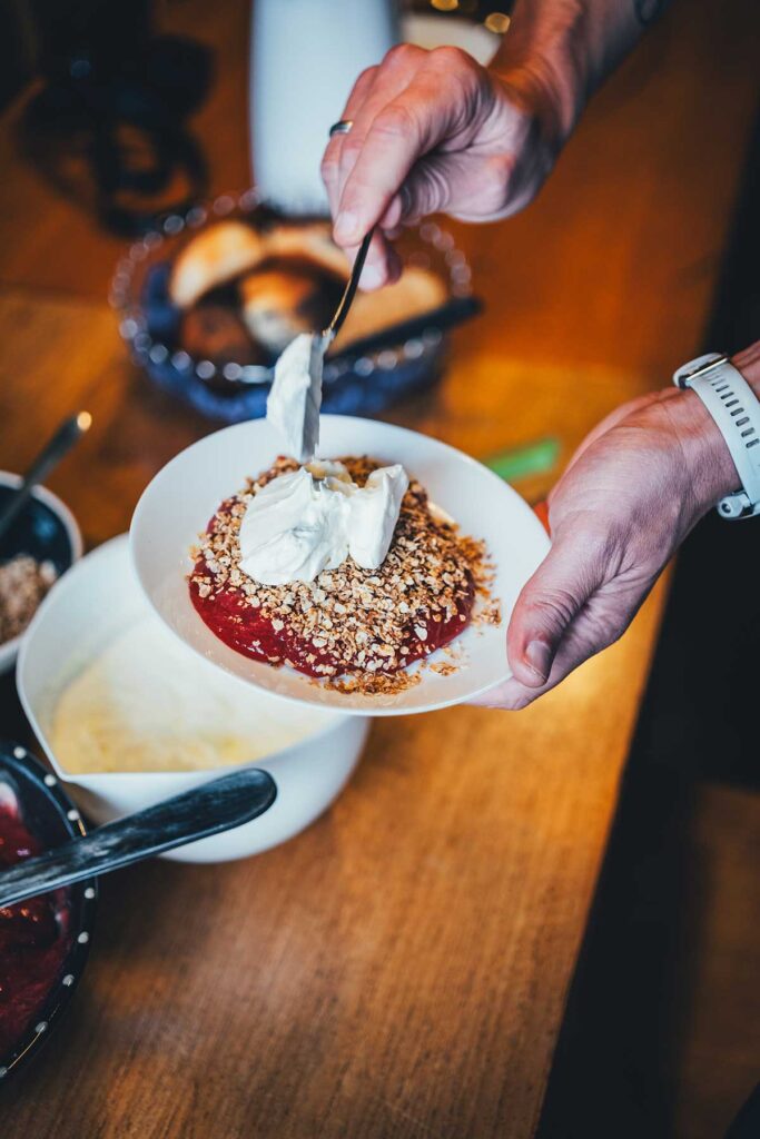 Rhabarber-Dessert mit Haferstreuseln und Schlagsahne – serviert in der Hornvarefabrikken von Peder | moeyskitchen.com