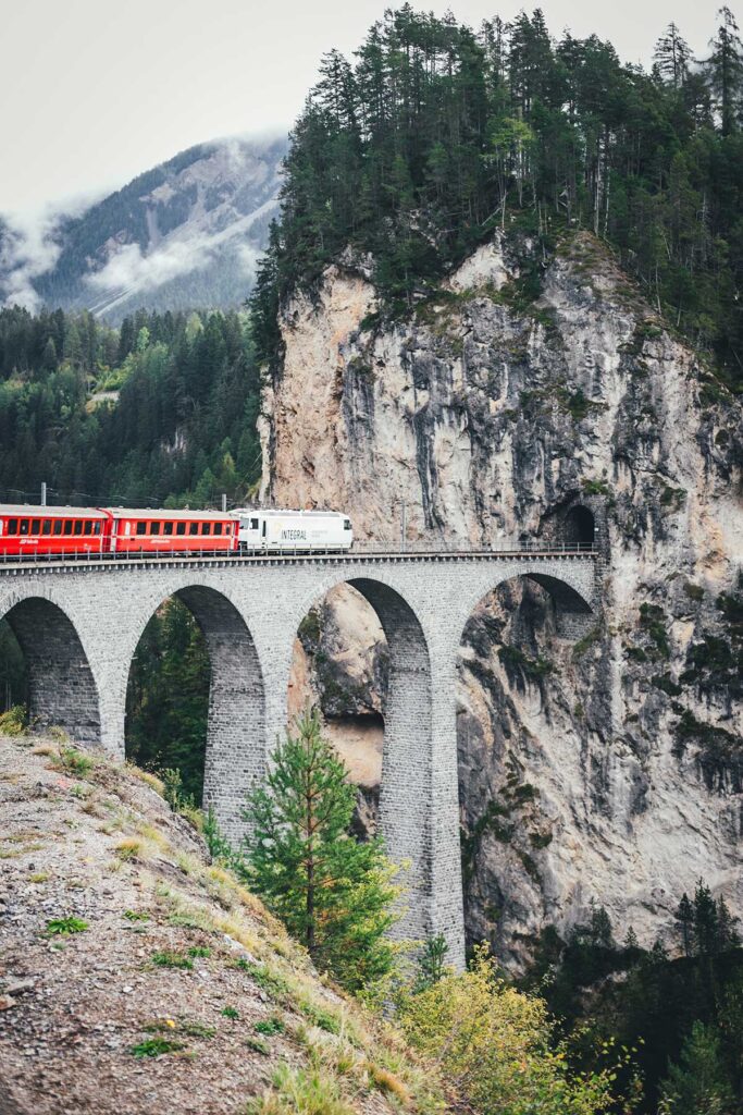 Mit dem Bernina Express auf der Albulabahn über das Landwasserviadukt | moeyskitchen.com