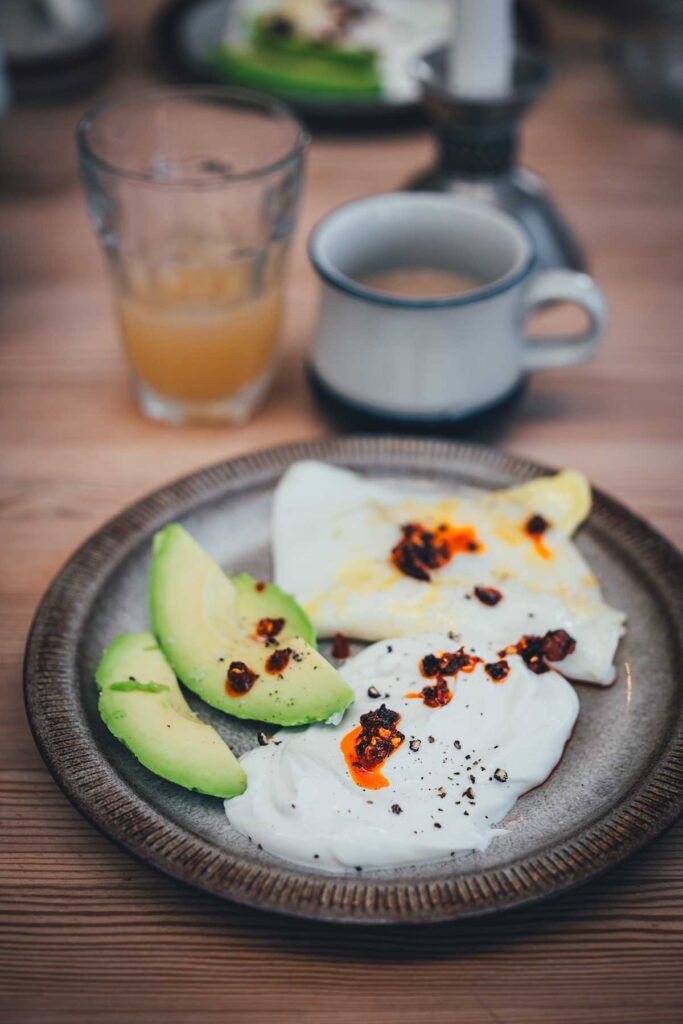 Spiegeleier mit Avocado, Skyr und Chiliöl zum Frühstück in Fjand Badeby | moeyskitchen.com
