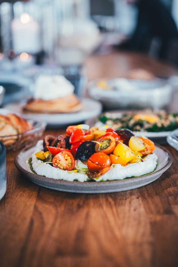 Leckere regionale Tomaten mit Feta-Creme zum Frühstück im Café Brokmans | moeyskitchen.com