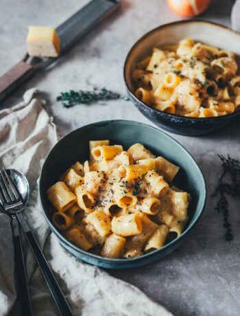Zwei tiefe Teller mit einem cremigen Pastagericht serviert: French Onion Pasta | moeyskitchen.com