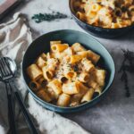 Rezeptbild von einer Schale gefüllt mit French Onion Pasta, einem cremigen Nudelgericht | moeyskitchen.com