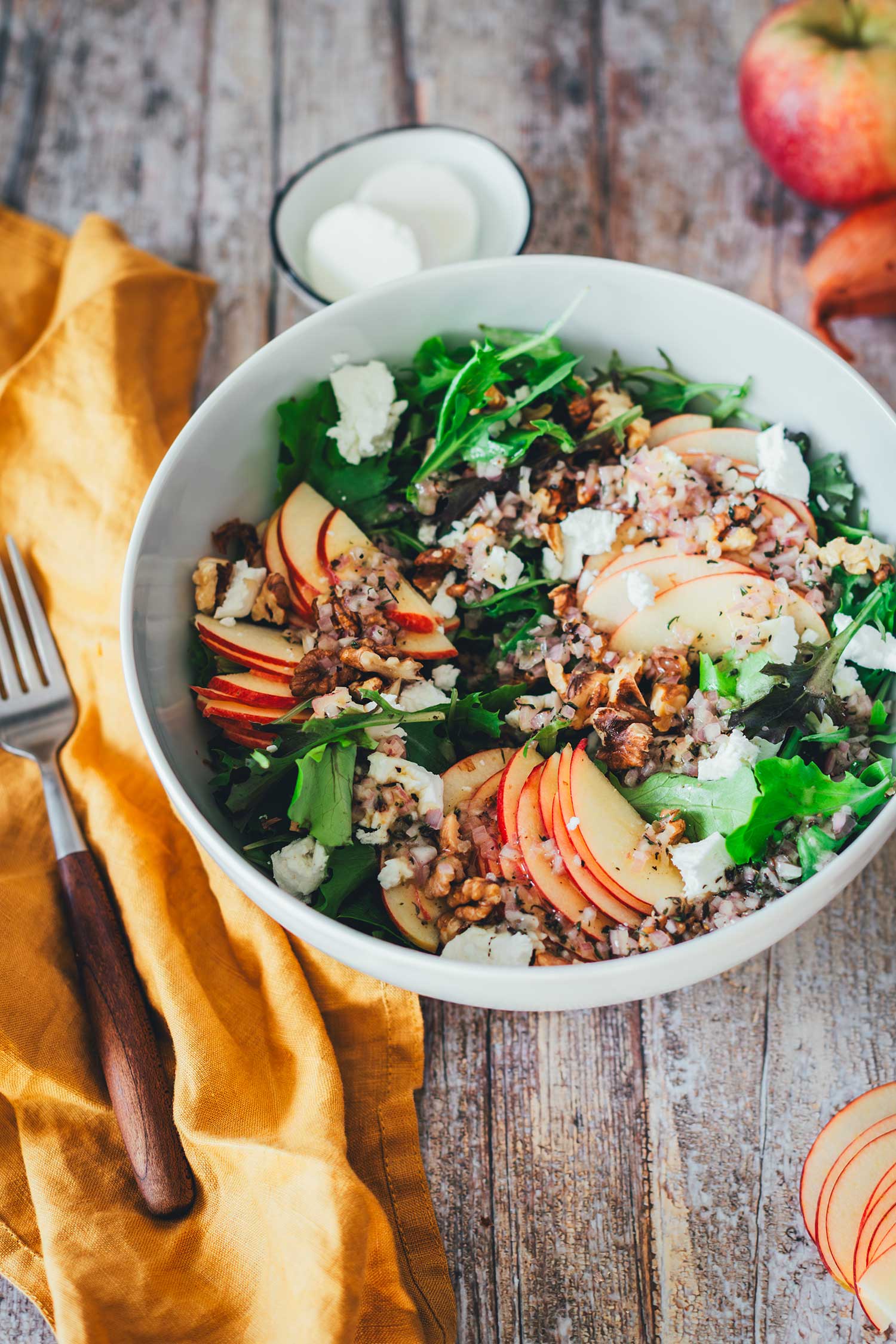 Leicht seitliche Ansicht vom Herbstsalat mit Blattsalat, Apfel, Ziegenfrischkäse und Walnüssen | moeyskitchen.com