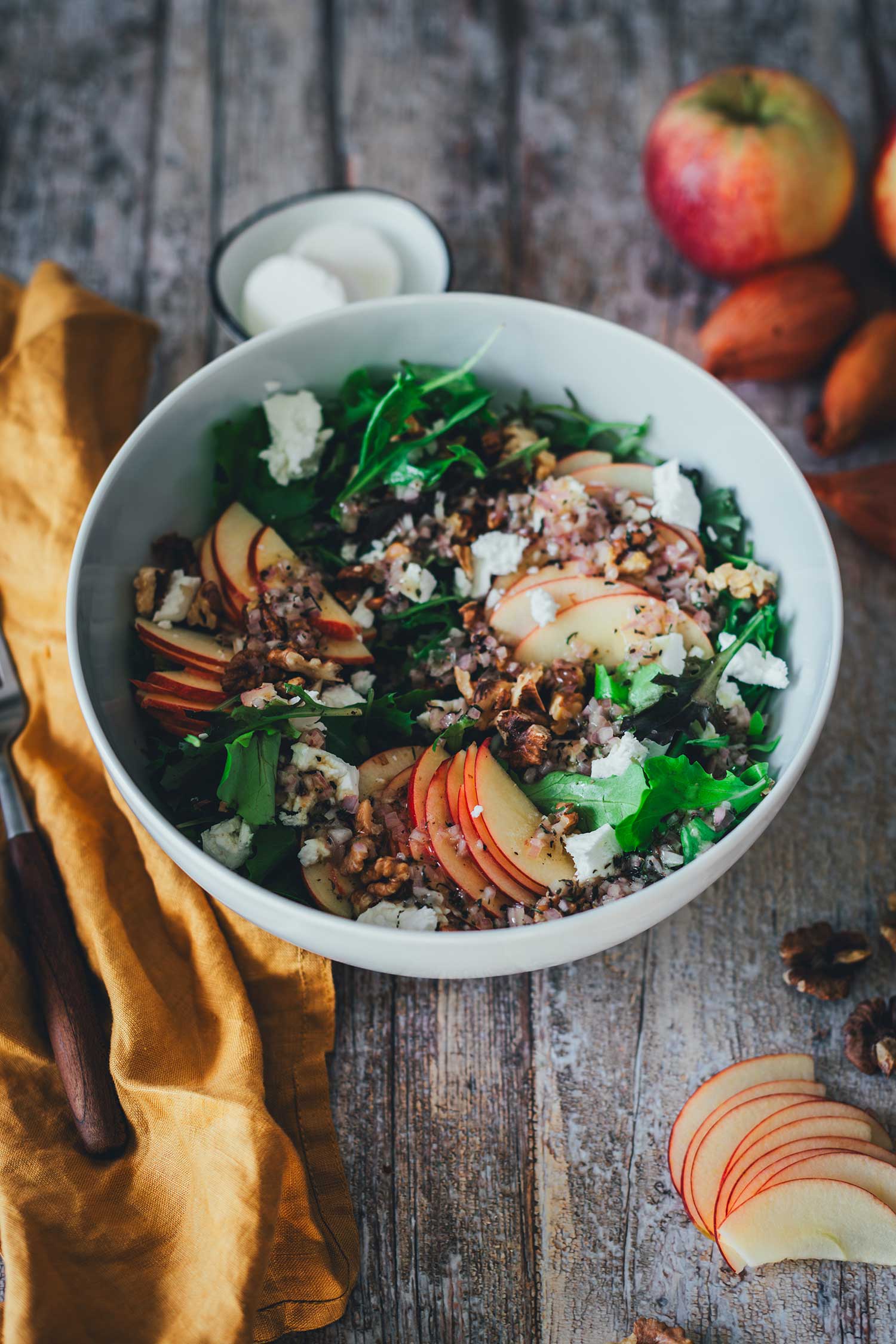 Seitliche Ansicht vom Herbstsalat in einer Salatschüssel | moeyskitchen.com