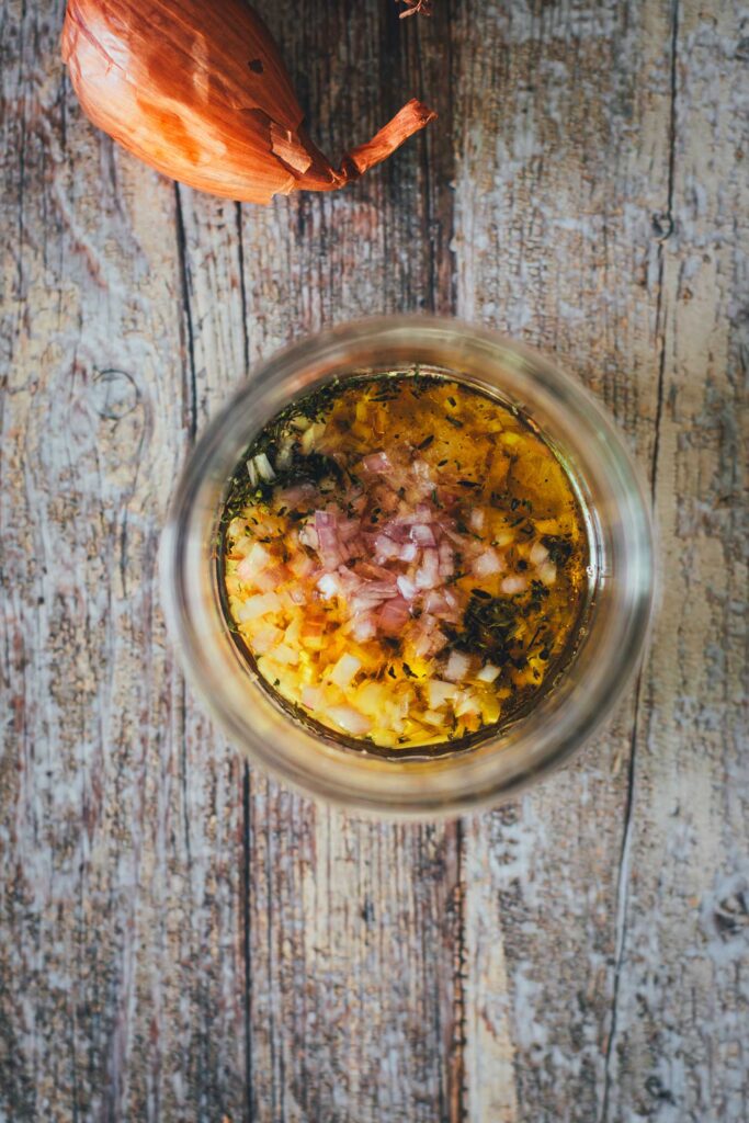 Dressingzutaten für den Herbstsalat in einem Schraubglas | moeyskitchen.com