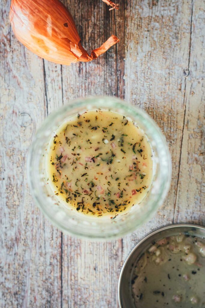 Fertig geschütteltes Dressing für den Herbstsalat | moeyskitchen.com