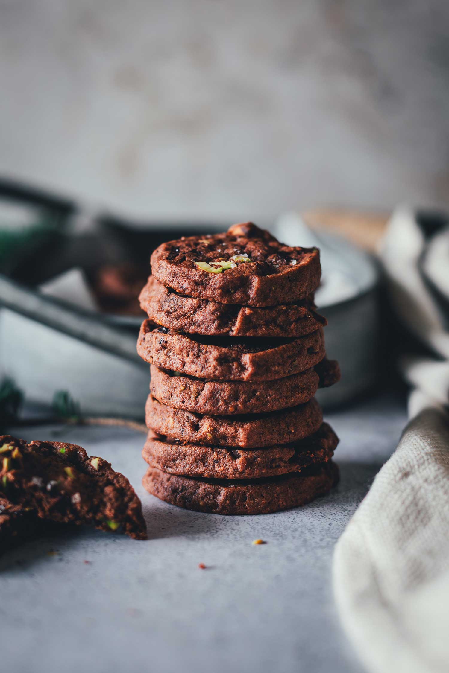 Seitliche Ansicht von einem Keks-Stapel mit übereinander gestapelten Schokoladen-Pistazien-Cookies