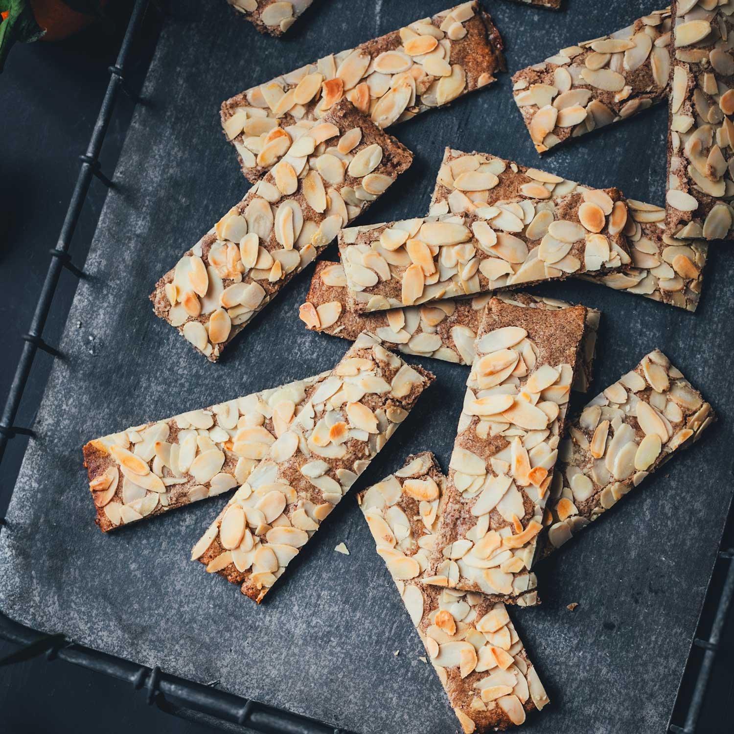 Topshot-Nahaufnahme von selbst gebackenem Spekulatius mit Mandeln auf einem Tablett | moyskitchen.com