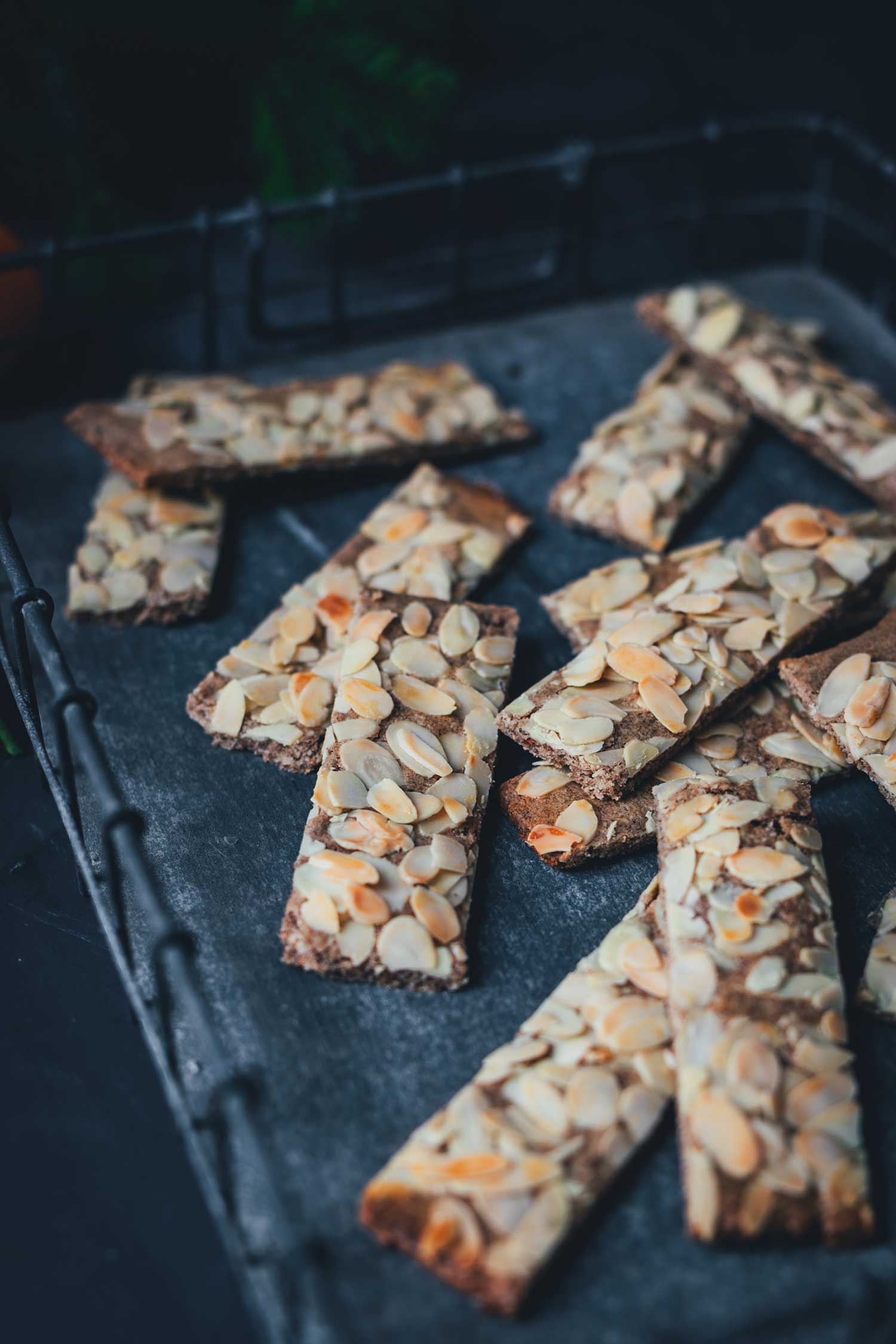 Selbst gemachter Spekulatius in Streifen geschnitten auf dem Plätzchenteller für Weihnachten | moeyskitchen.com