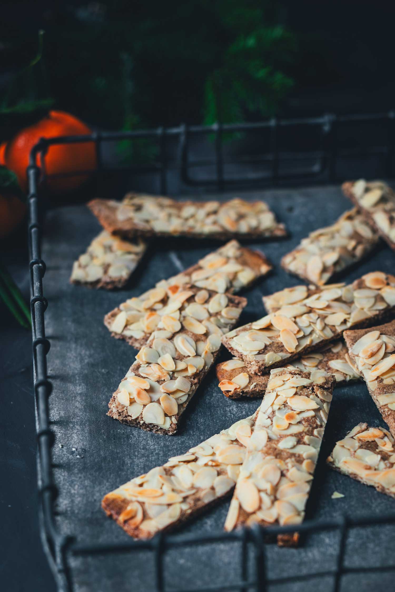 Selbst gemachter Mandel-Spekulatius vom Backblech, serviert auf einem Tablett | moeyskitchen.com