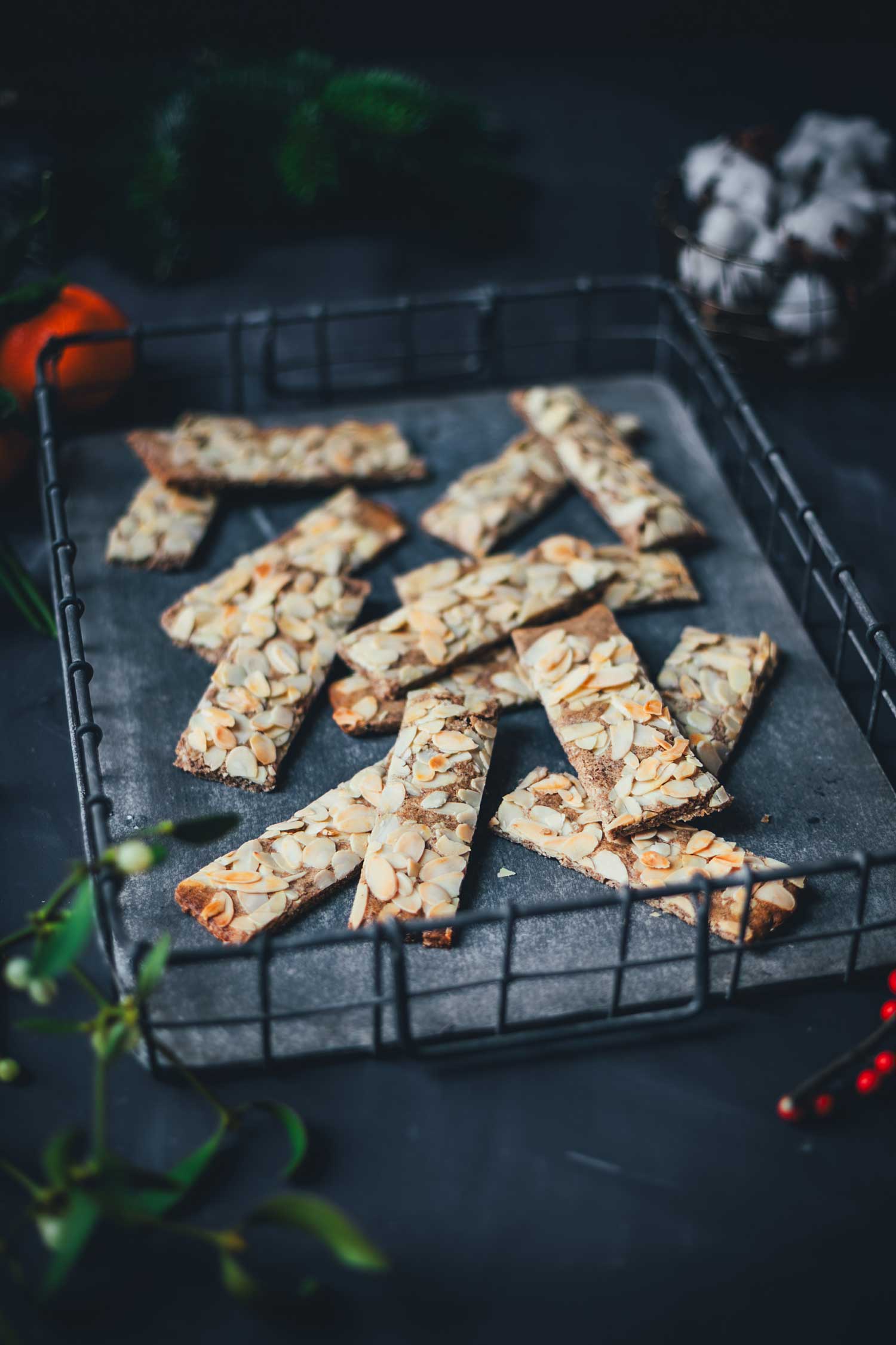 Seitliche Aufnahme von in Streifen geschnittenem Spekulatius mit Mandeln | moeyskitchen.com