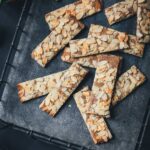 Selbst gemachter Spekulatius – einfach vom Blech. In Stücke geschnitten, mit Mandeln belegt und als Weihnachtskekse serviert | moeyskitchen.com