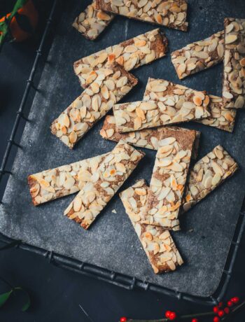 Selbst gemachter Spekulatius – einfach vom Blech. In Stücke geschnitten, mit Mandeln belegt und als Weihnachtskekse serviert | moeyskitchen.com