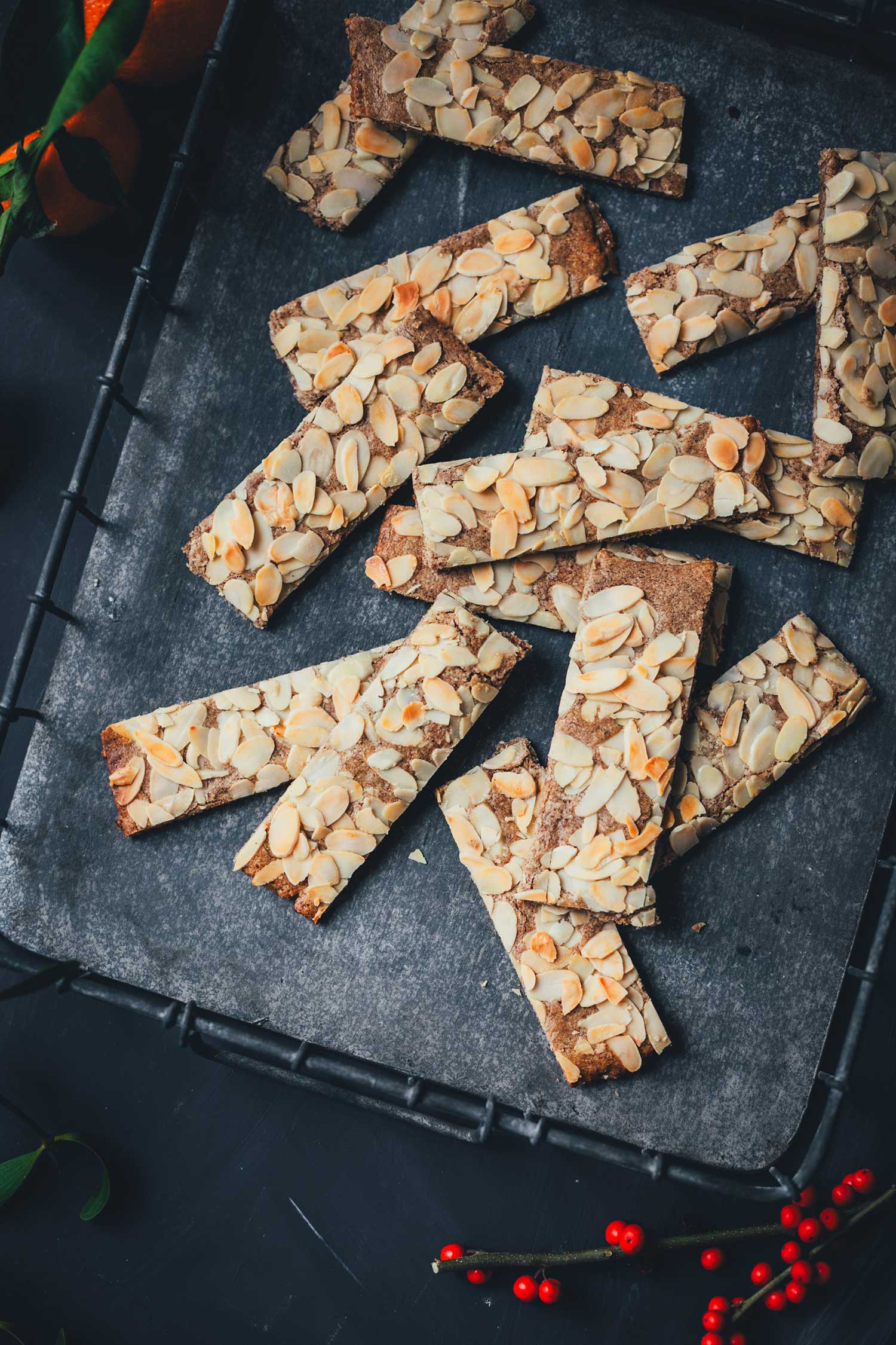Selbst gemachter Spekulatius – einfach vom Blech. In Stücke geschnitten, mit Mandeln belegt und als Weihnachtskekse serviert | moeyskitchen.com