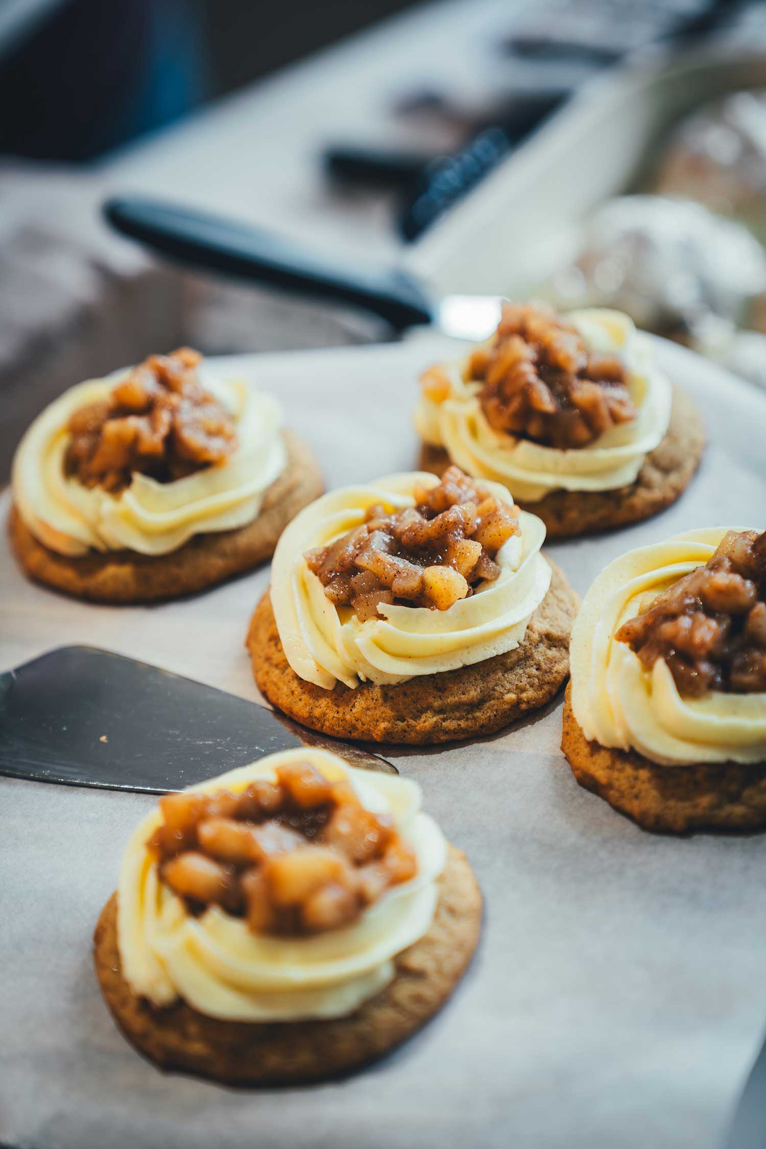 Brown Butter Apple Pie Cookies sind auf einer Tortenplatte auf Backpapier angerichtet