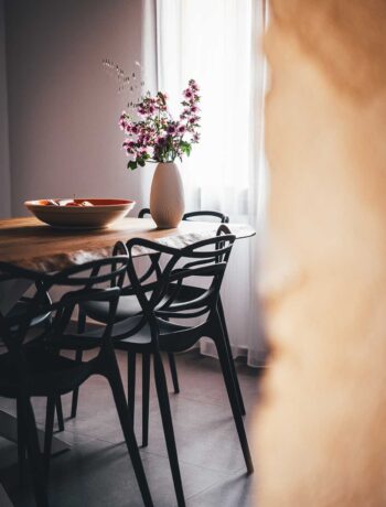 Blick in ein Esszimmer mit Blumen auf dem Tisch