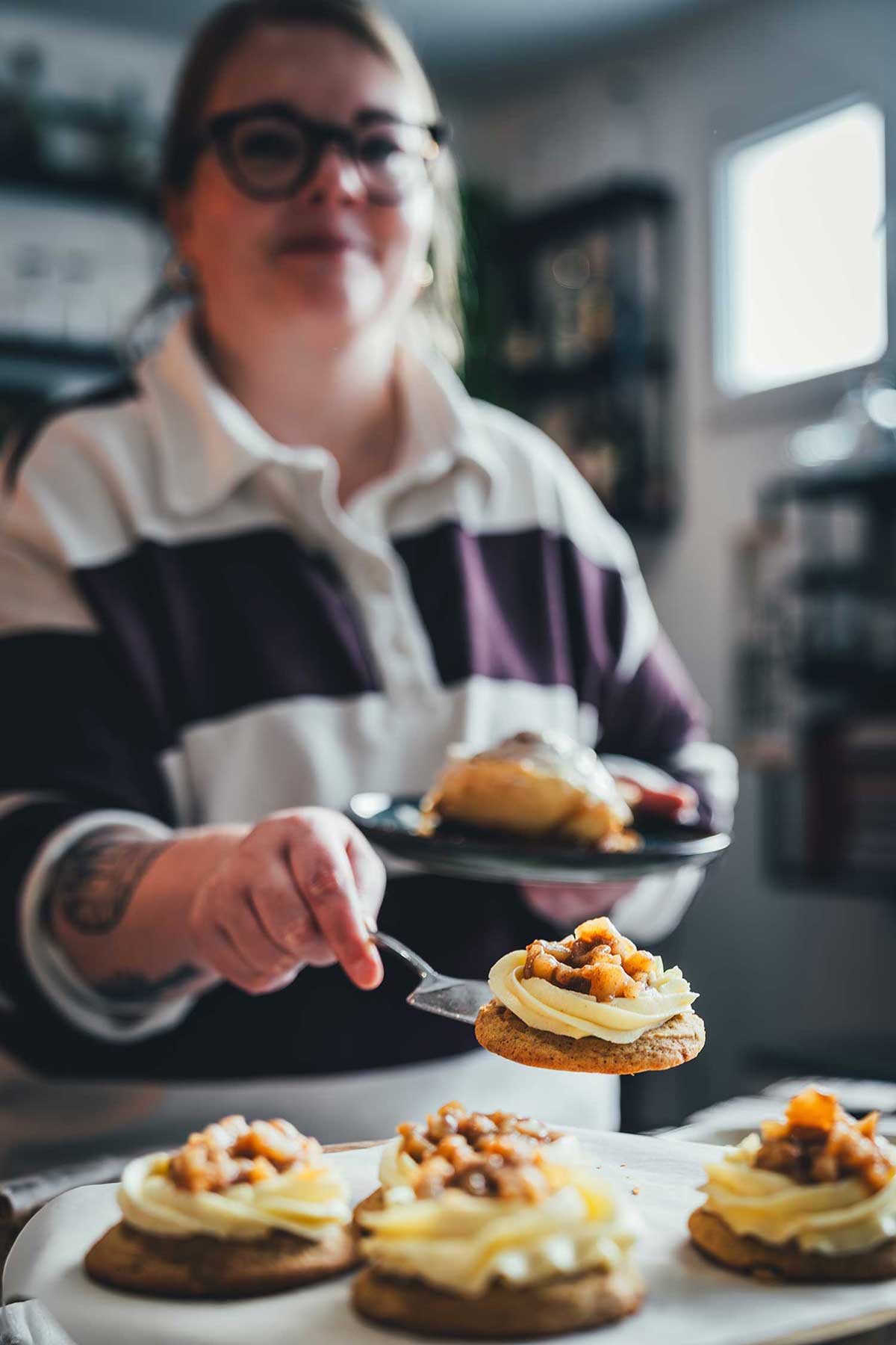 Maja von moeyskitchen serviert Cookies im Pop-Up-Café