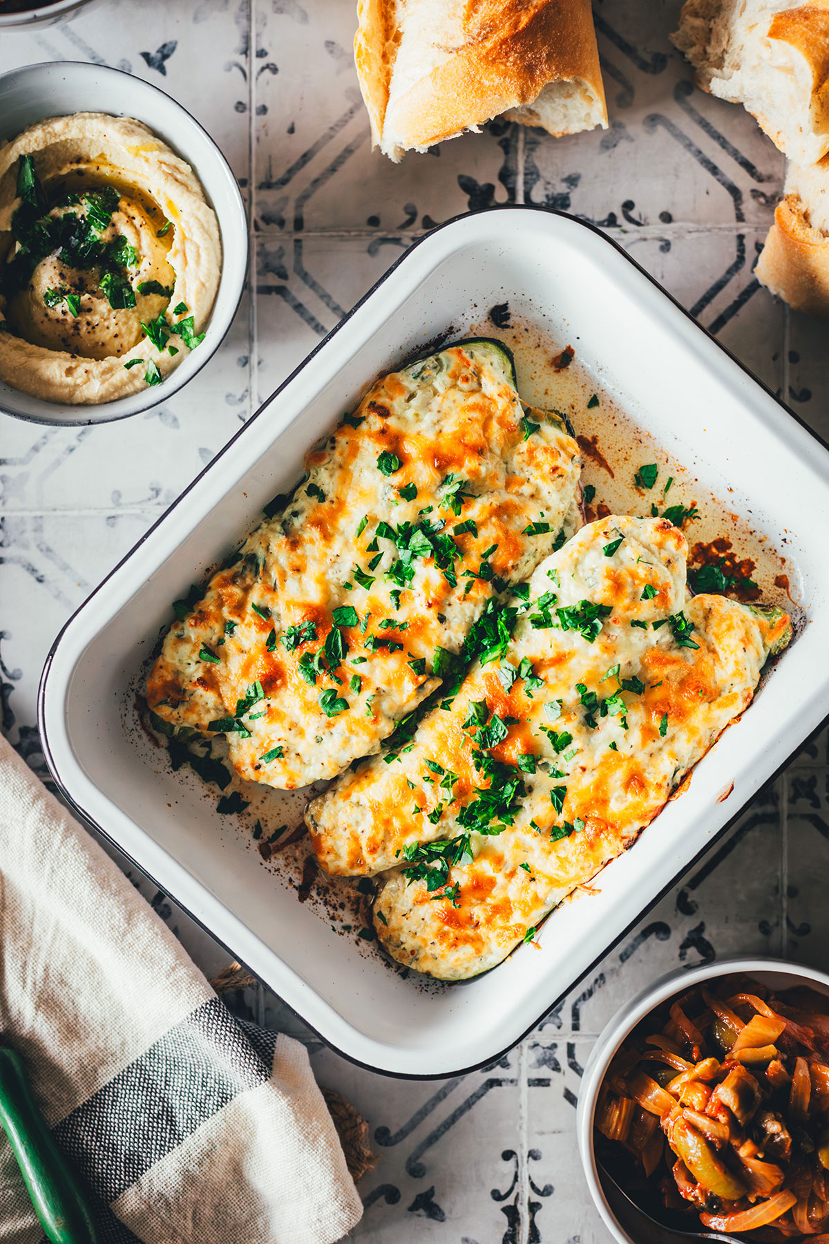 Topshot Aufnahme von vegetarisch gefüllter Zucchini in Auflaufform
