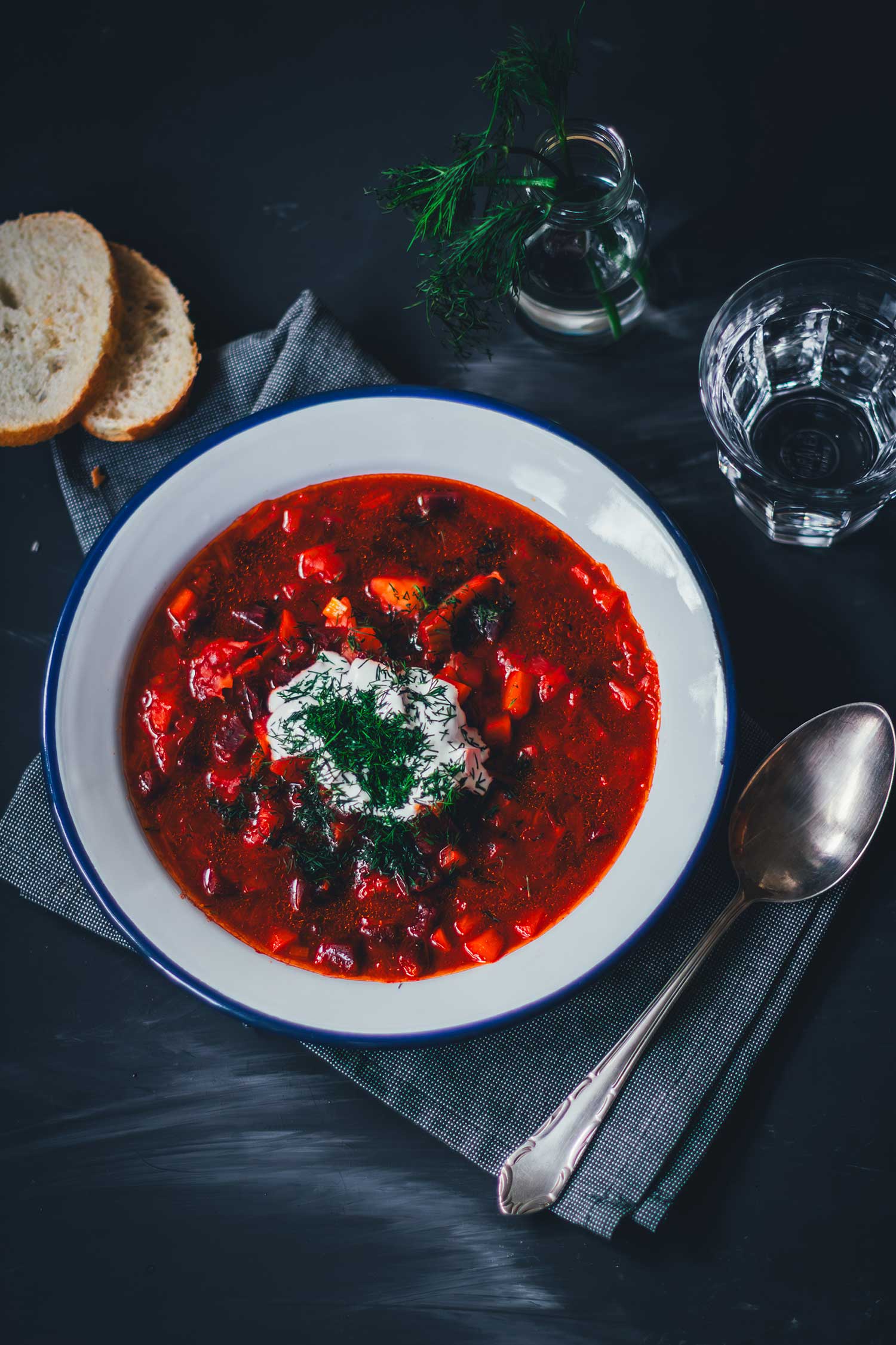Topshot-Aufnahme von einem Suppenteller mit einer Portion Borschtsch. Osteuropäische Gemüsesuppe mit Rote Bete und Weißkohl.