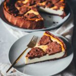 Russischer Zupfkuchen mit Magerquark angeschnitten auf Teller