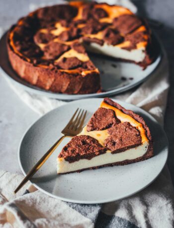 Russischer Zupfkuchen mit Magerquark angeschnitten auf Teller