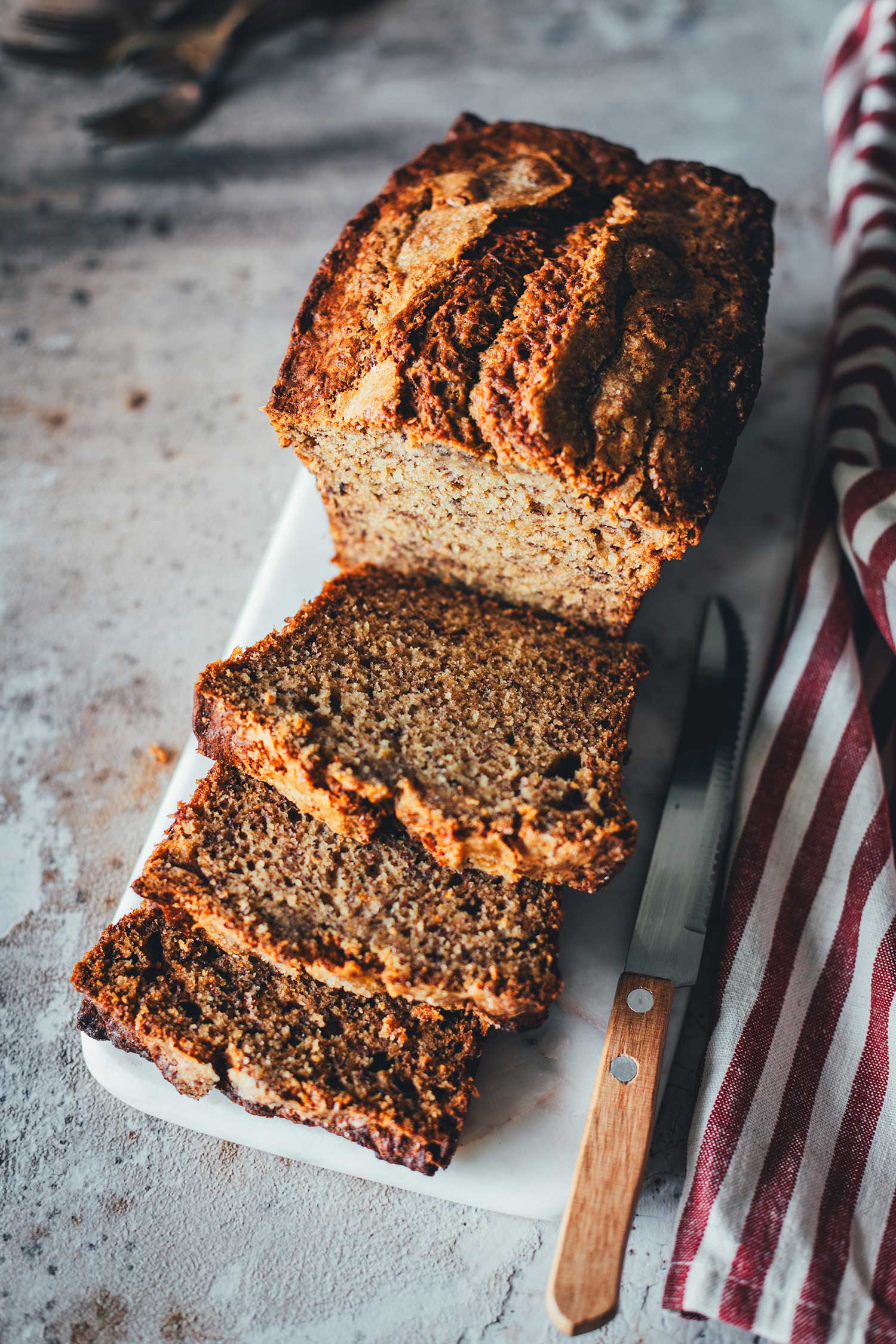 Saftiges Bananenbrot in Scheiben rustikal angerichtet