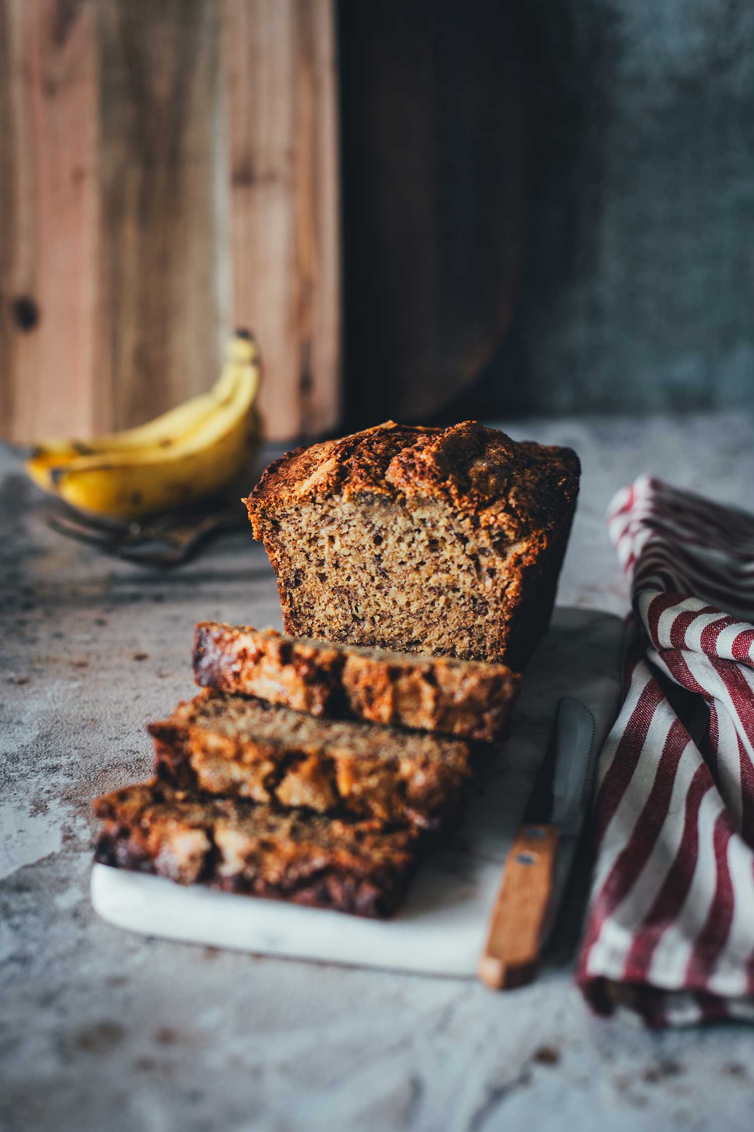 Saftiges Bananenbrot angeschnitten mit lockerer Krume