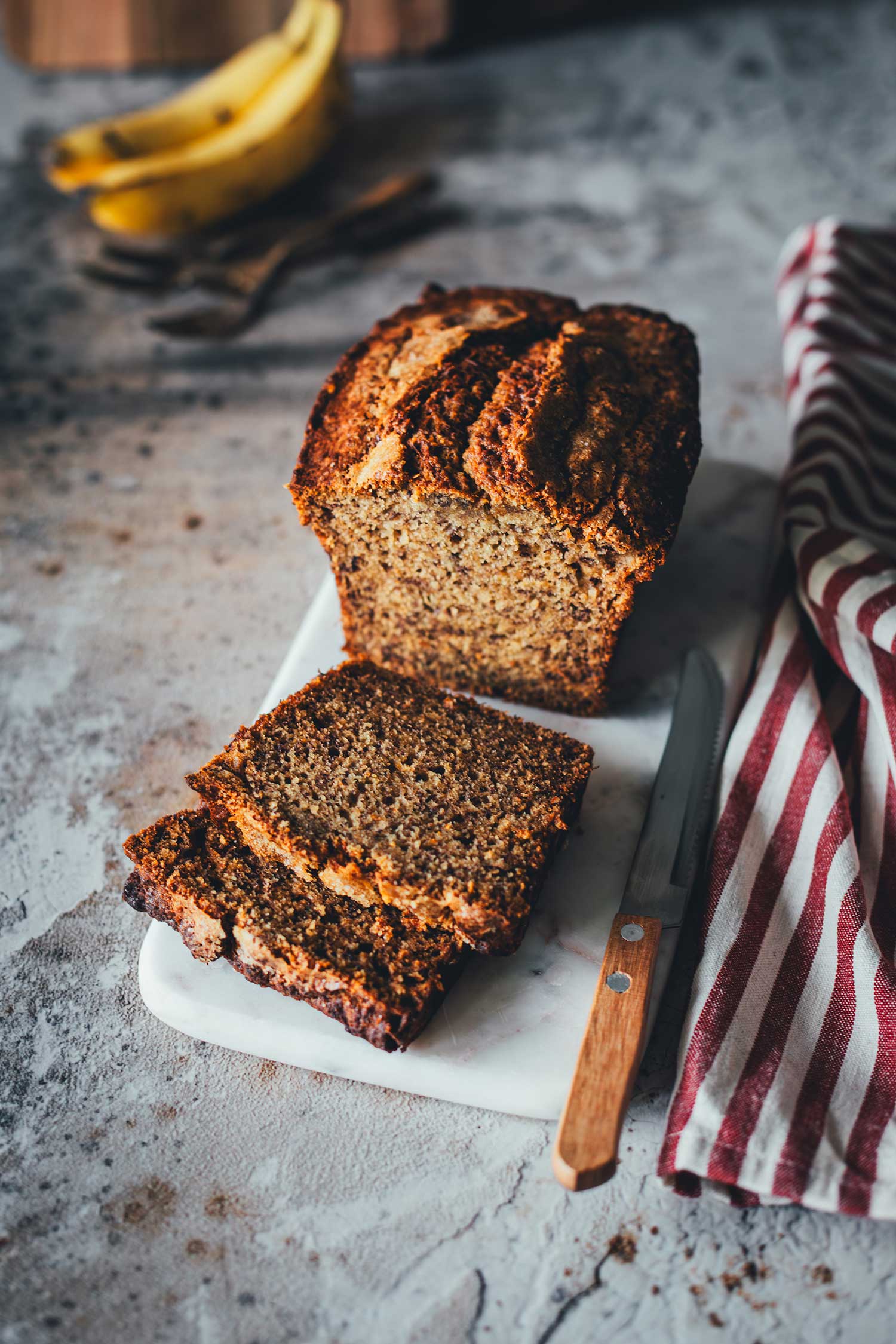 Frisch gebackenes Bananenbrot von oben fotografiert