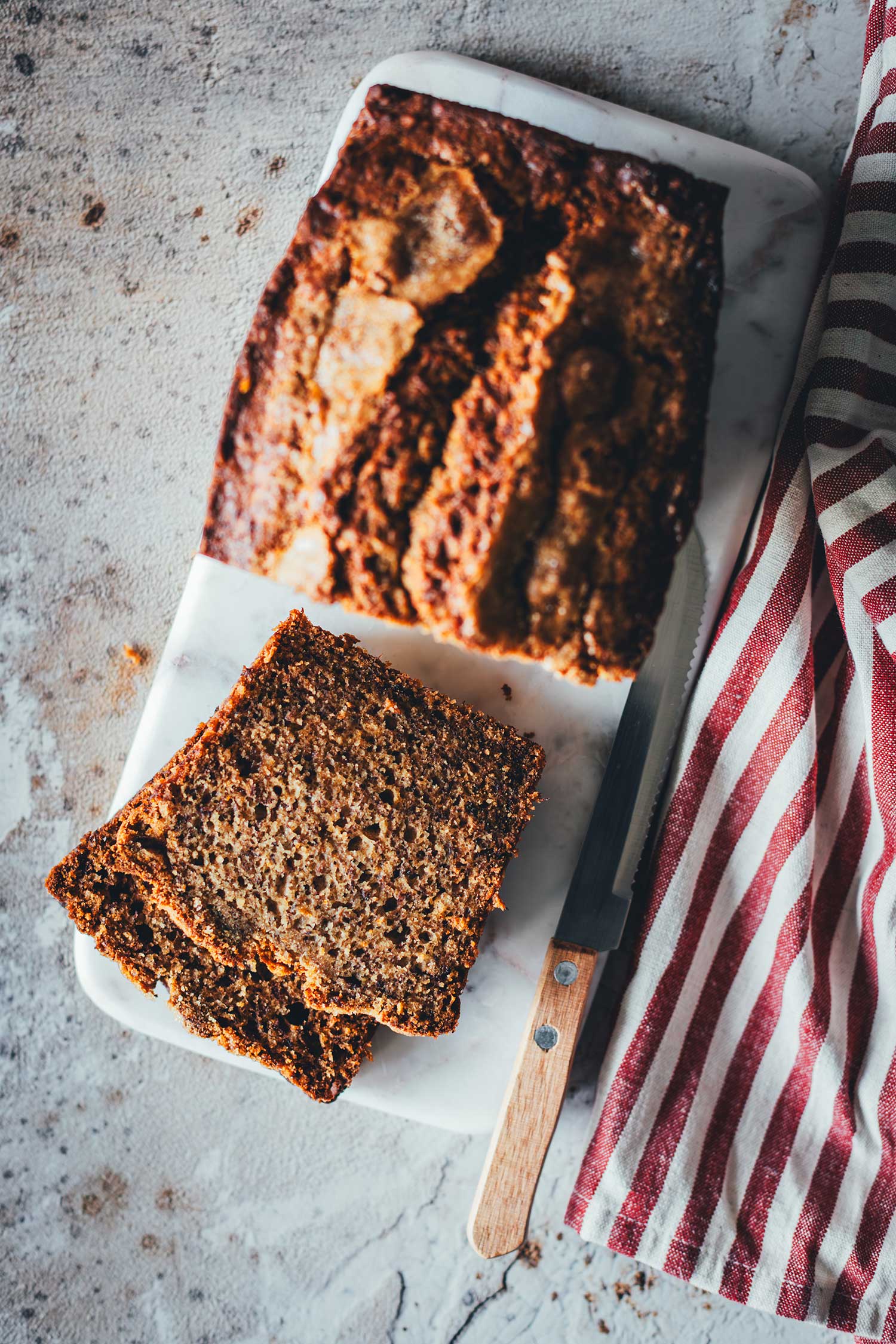 Saftiges amerikanisches Bananenbrot mit goldbrauner Kruste
