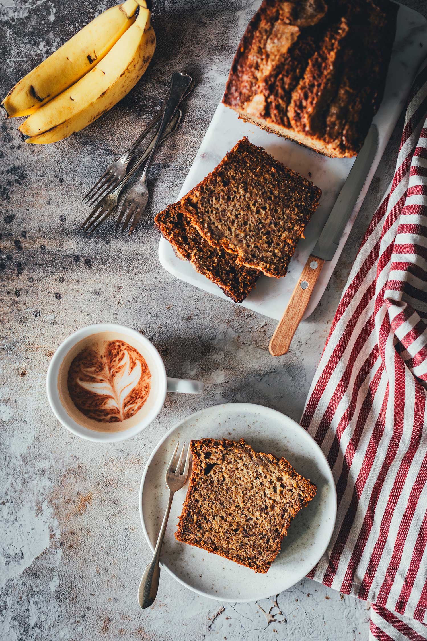 Bananenbrot Scheiben serviert mit Kaffee