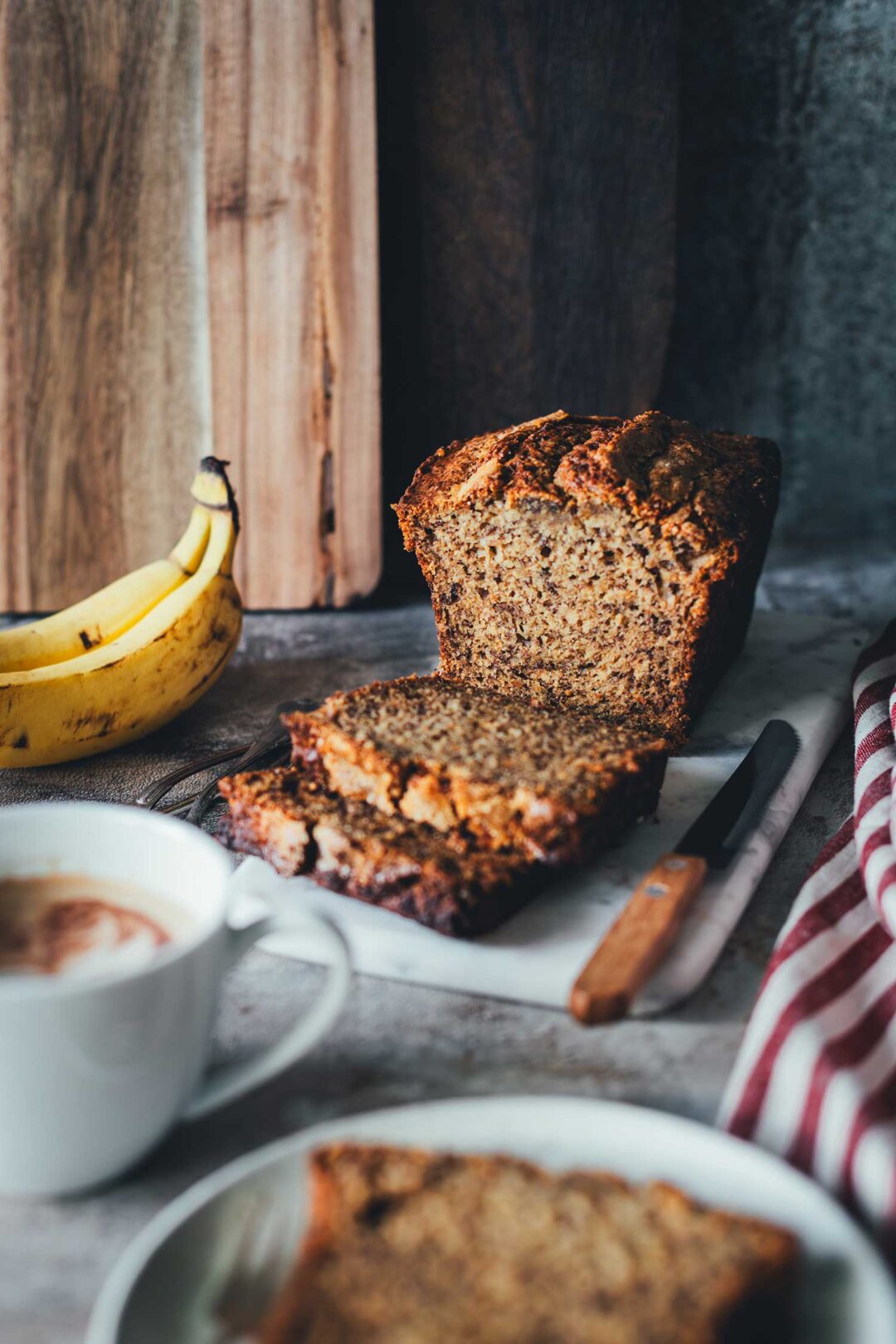 Saftiges Bananenbrot Rezept mit fluffiger Krume und karamellisierter Oberfläche