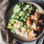 Vollständige Crispy Lachs Bowl mit Avocado, Gurke und knusprigen Lachswürfeln aus dem Airfryer im 16:9 Querformat