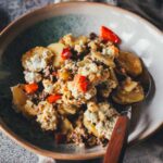 Nahaufnahme einer Portion Kartoffel-Hack-Auflauf auf einem Teller serviert