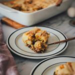 Zimtschnecken-Kuchen-ohne Hefe, serviert als Kuchenstücke auf Tellern. Man sieht, wie saftig und fluffig der Teig ist. Im Hintergrund steht die Backform.