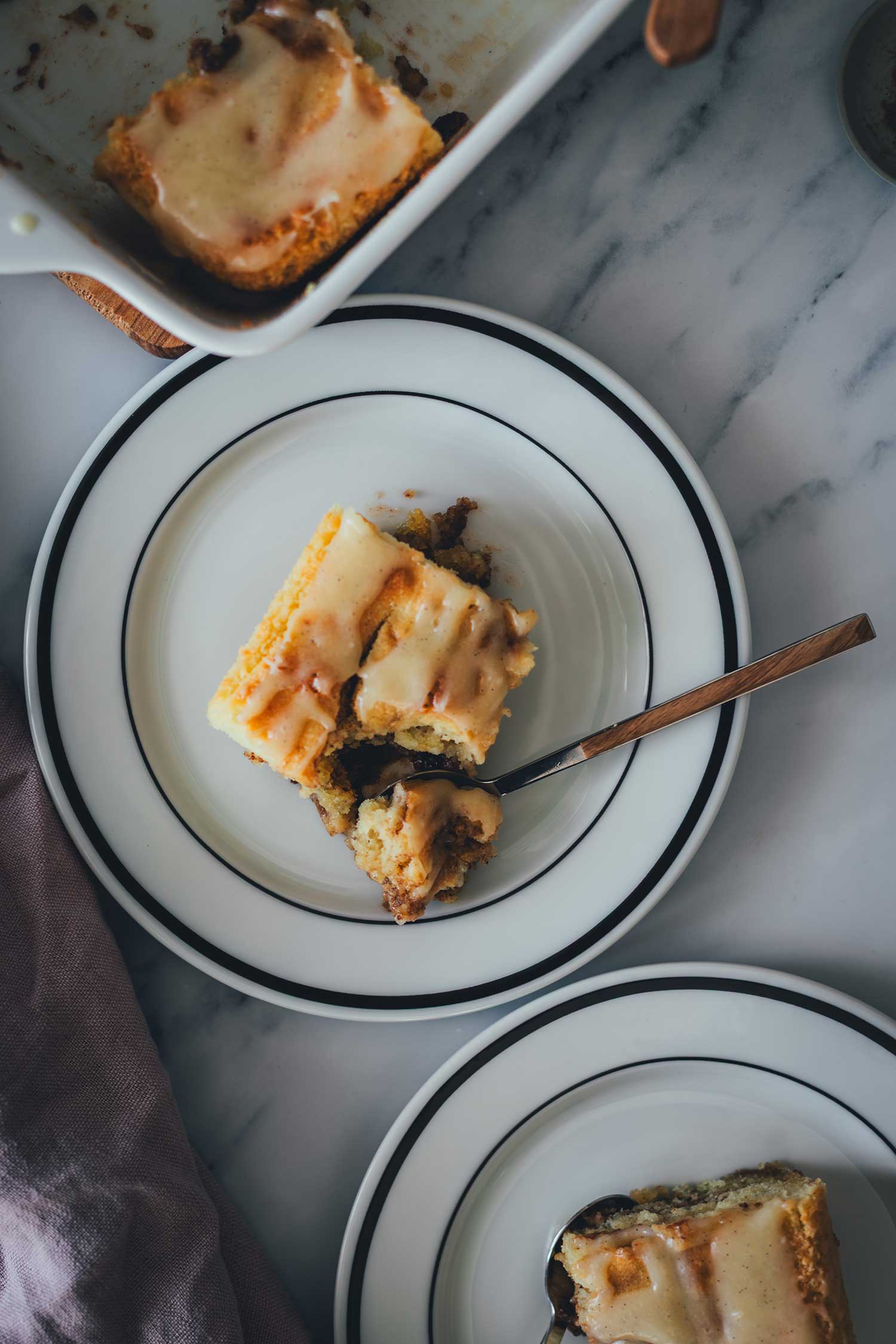 Topshot Nahaufnahme von einem Stück Zimtschnecken-Kuchen ohne Hefe auf einem Teller.