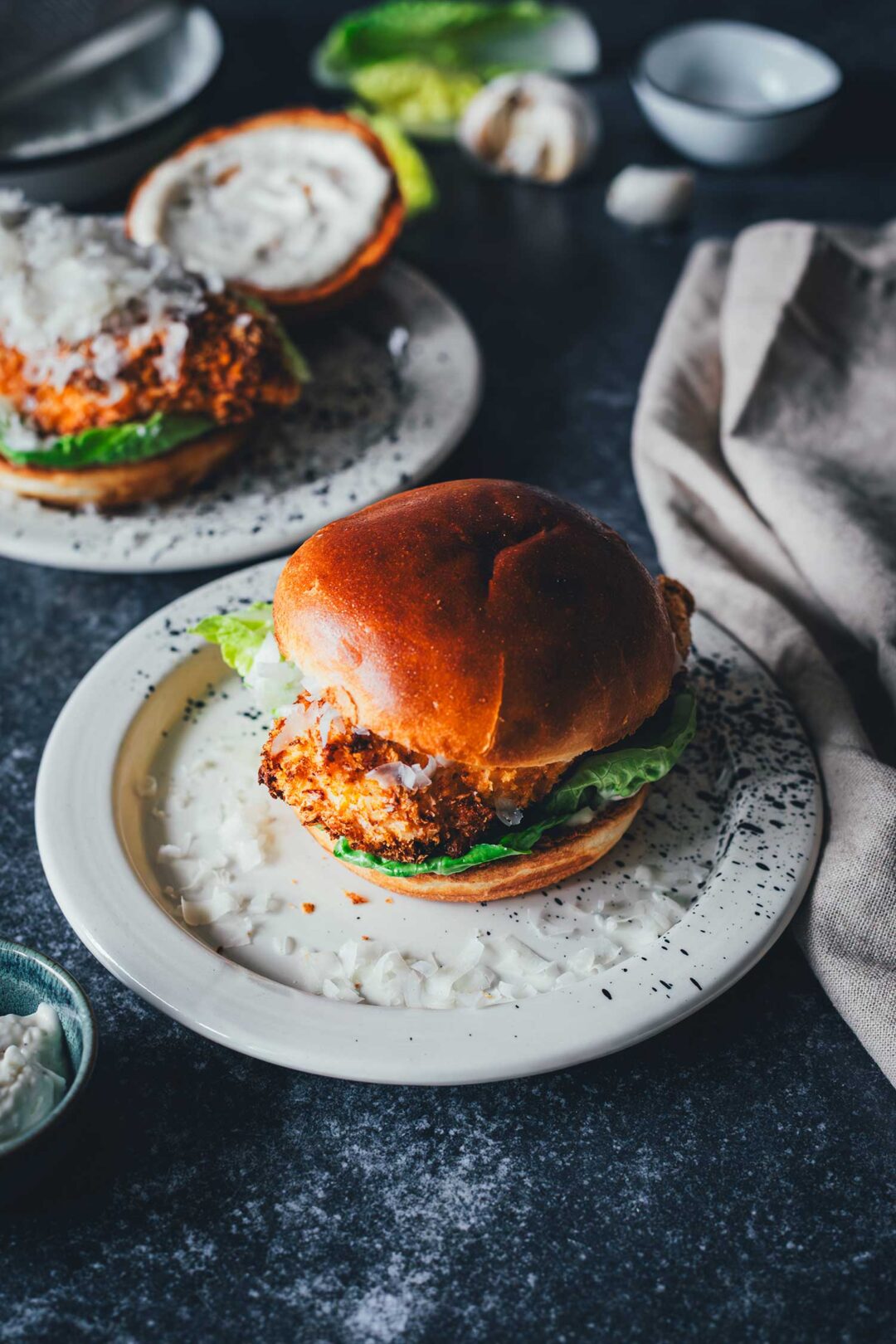 Crispy Chicken Burger Caesar-Style aus dem Airfryer mit knuspriger Panko-Kruste, Romanasalat und gehobeltem Parmesan im goldbraunen Brioche-Bun